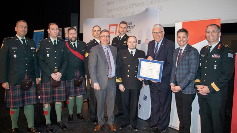 City of Winnipeg reservists with the Mayor and Chief Administrative Officer accept a certificate from the Canadian Forces Liaison Council.