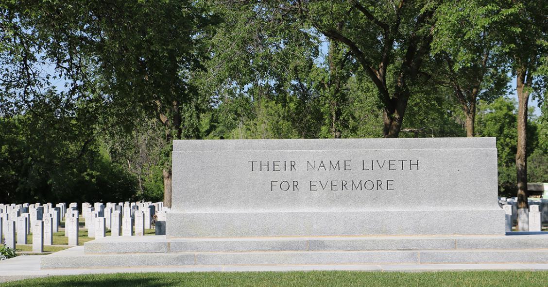 Monument « THEIR NAME LIVETH FOR EVERMORE » (on se rappellera leur nom à jamais) du champ d’honneur du cimetière Brookside