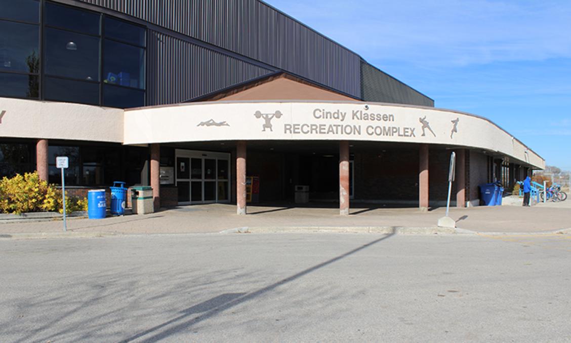 Une enseigne au-dessus de l’entrée du complexe récréatif Cindy-Klassen, sur laquelle figure la silhouette d’une personne qui nage, d’une personne qui fait de l’haltérophilie, d’une personne qui fait du patinage de vitesse et d’une personne qui court