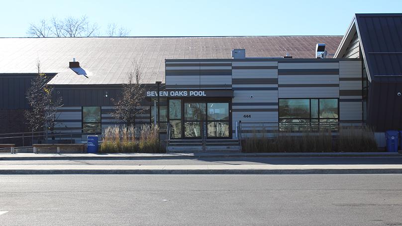 « Seven Oaks Pool » (c’est-à-dire « piscine de Seven Oaks ») est indiqué en lettres blanches au-dessus des portes principales.