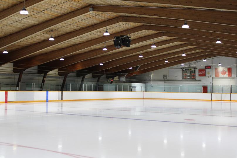 La patinoire de l’aréna Charles-A.-Barbour reluit sous les lumières brillantes de l’aréna et un toit en bois
