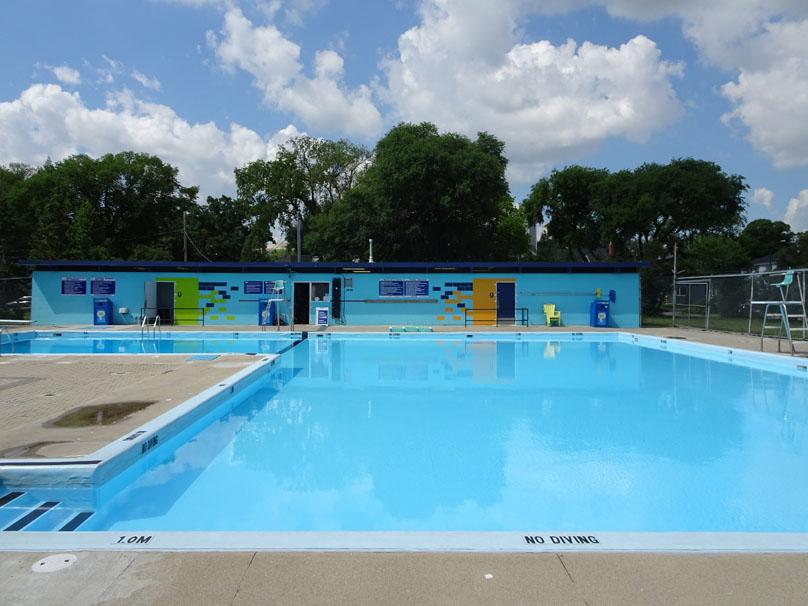 La piscine extérieure du parc Provencher et ses vestiaires par une journée d’été partiellement ennuagée