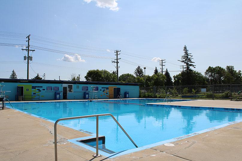 Un escalier permet d’accéder à la piscine extérieure de Windsor Park.